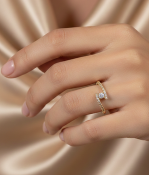 ANEL SOLITÁRIO ENCONTRO CRAVEJADO BANHADO A OURO 18K