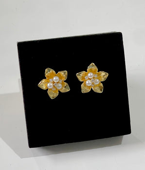 BRINCO CAMÉLIA BANHADO A OURO 18K