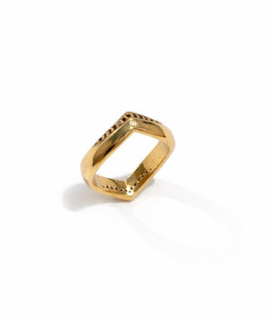 Anel Orgânico Cravejado em Microzircônias negras banhando a ouro 18 K.