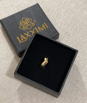 Anel Orgânico Cravejado em Microzircônias negras banhando a ouro 18 K.