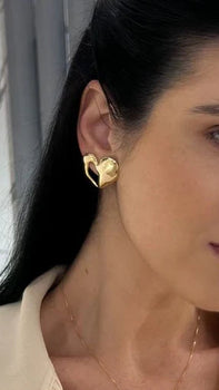 BRINCO CORAÇÃO ORGÂNICO MEIO VAZADO BANHADO A OURO 18K